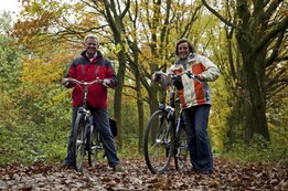 זוג רוכב על אופניים ביער