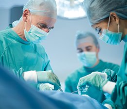צוות רפואי מבצע ניתוח